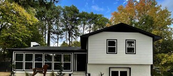 Game Room - 1.9 Miles to UofA, Chic & Artistic Setting with Local Art