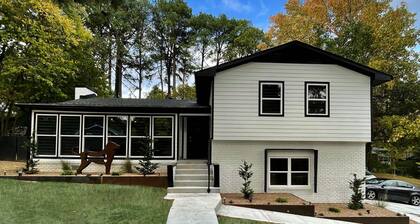 Game Room - 1.9 Miles to UofA, Chic & Artistic Setting with Local Art