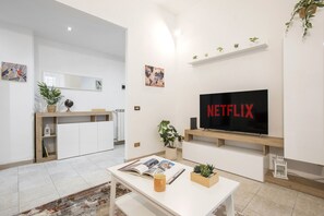 Smart TV, books - Basilica San Giovanni:near the center of Rome (Roma)