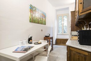 Fridge, microwave, oven, stovetop - Basilica San Giovanni:near the center of Rome (Roma)