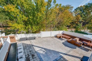 Outdoor dining - Modern Apt | 15 Min to DC | Private Balcony (Arlington)