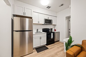 冷蔵庫、コーヒー / ティーメーカー