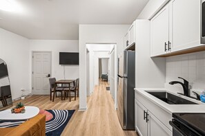 Kühlschrank, Wasserkocher mit Kaffee-/Teezubehör