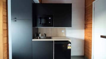 Refrigerador, microondas, tostadora y utensilios de cocina