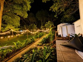 Barraca premier, para não fumantes, vista para o jardim | Edredons de pluma, Wi-Fi de cortesia