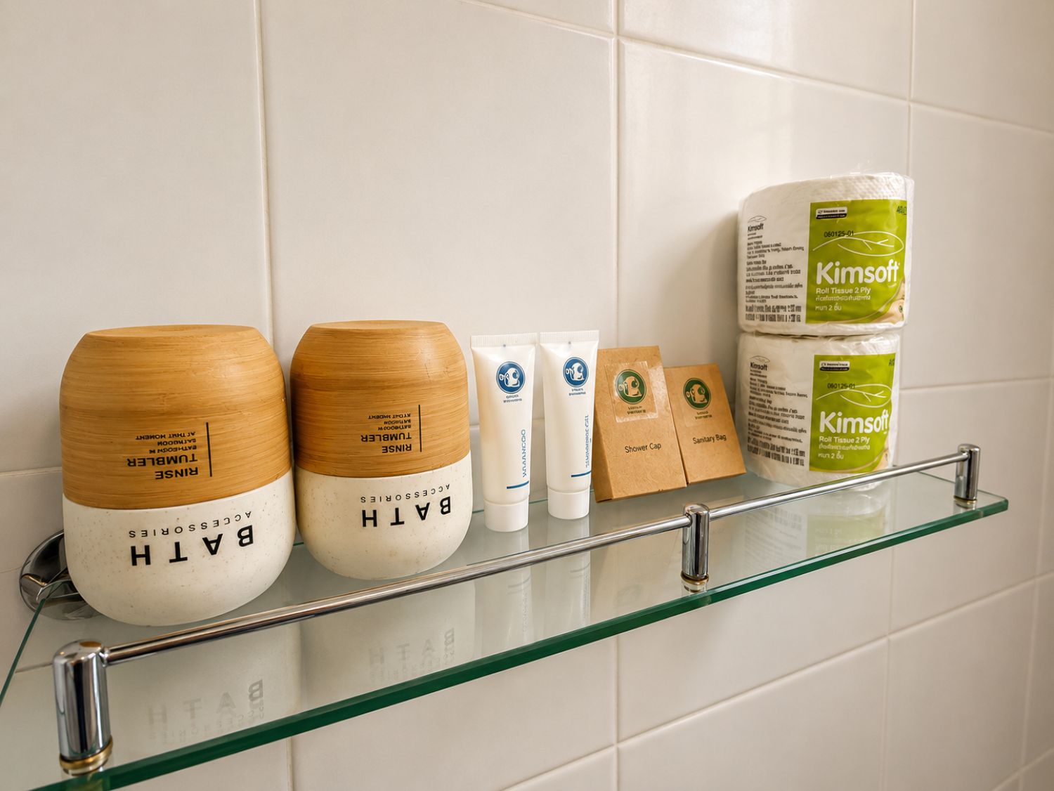 Un estante de baño con varios artículos de aseo, incluyendo un recipiente de bambú, un tubo, un rollo de pañuelos de papel y una pequeña bolsa marrón.