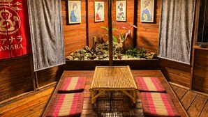 A traditional Japanese room with tatami mats, a thatched roof, and wooden walls. - Vanara Bungalows  (Ko Chang)