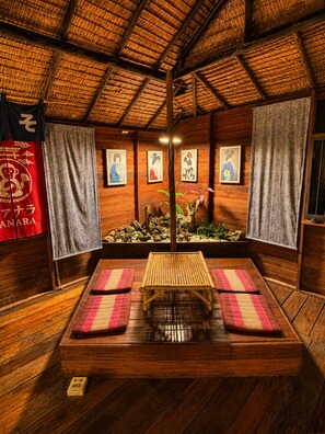 A traditional Japanese room with tatami mats, a thatched roof, and wooden walls. - Vanara Bungalows  (Ko Chang)
