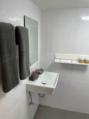 Shower, hydromassage showerhead, towels, soap - Vanara Bungalows & Restaurant (Ko Chang)