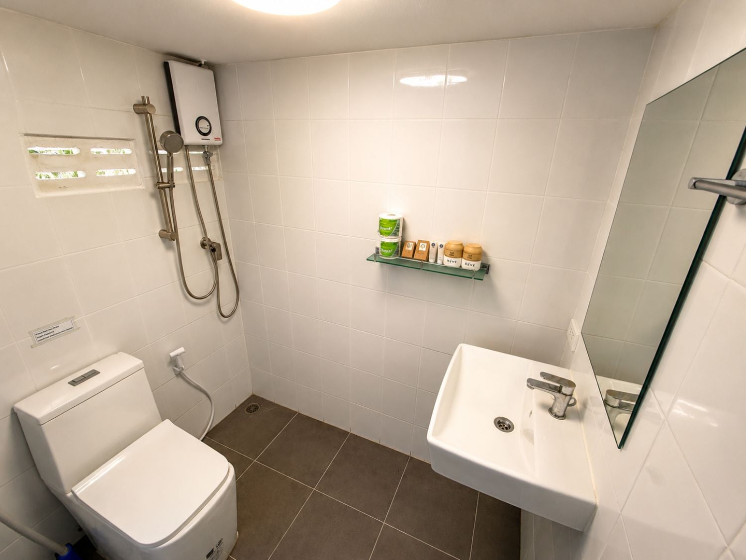 Ein Badezimmer mit Toilette, Dusche und Waschbecken.