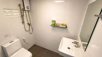 Ein Badezimmer mit Toilette, Dusche und Waschbecken.