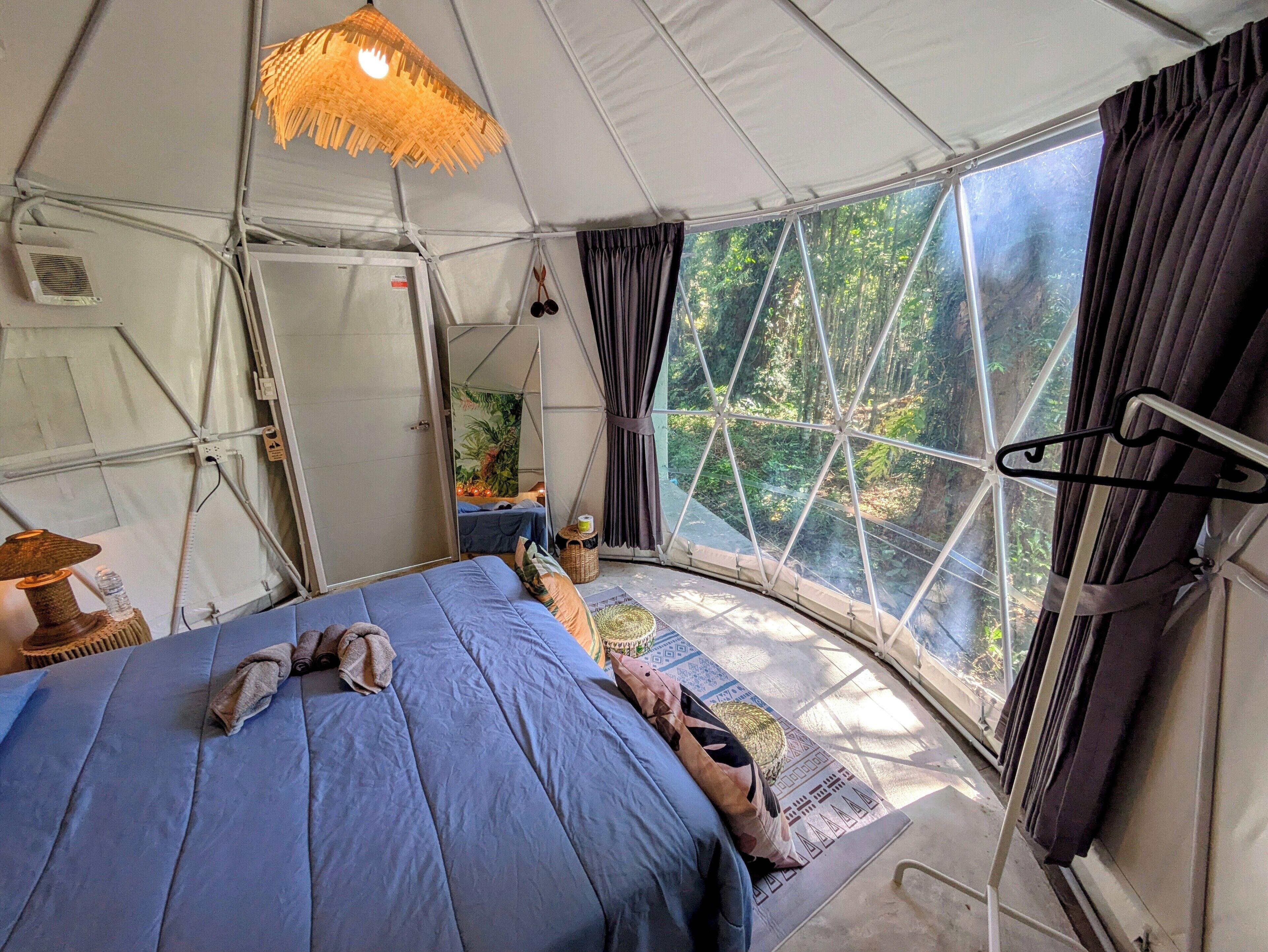 Deluxe-Zelt | Betten mit Memory-Foam-Matratzen, individuell dekoriert