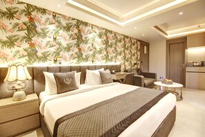 A modern hotel room with a large bed, a desk, and a chair. - Hotel Seven Heaven - Lawrence road (New Delhi)