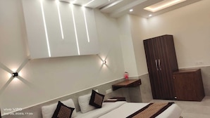 Un dormitorio moderno con cama, mesitas de noche, armario e iluminación empotrada.