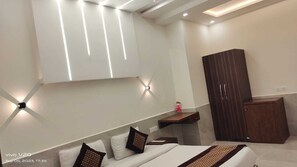Deluxe Double Room | In-room dining - Hotel Seven Heaven - Lawrence road (New Delhi)