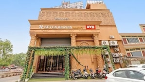 Un edificio con un letrero que dice "SEVEN HEAVEN BANQUET" y "OYO".