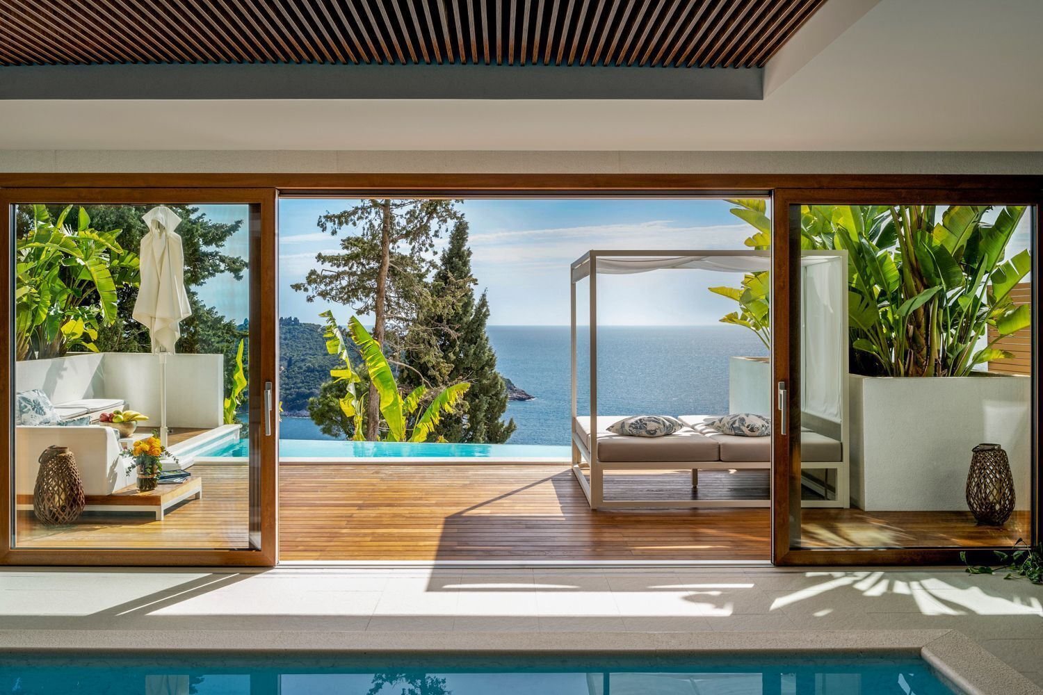 Innendørsbasseng og et oppvarmet basseng