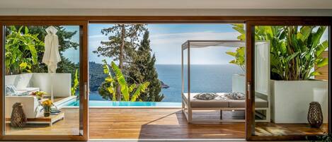 Een binnenzwembad en een verwarmd zwembad