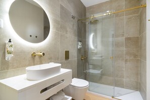 Superior Studio | Bathroom | Shower, rainfall showerhead, hair dryer, towels - Metropolitan Lisbon Laranjeiras (Lisbon)