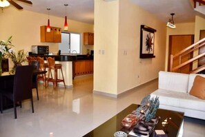 Smart TV, DVD player, livros, biblioteca musical