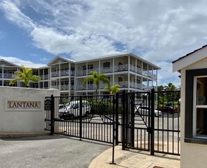 Exterior - Sandbox Villa 3 BDR Central to West Coast (Weston)