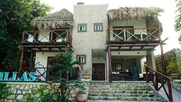 Vista frontal de la propiedad