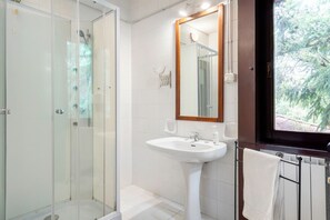 Zimmer | Badezimmer | Dusche, Haartrockner, Bidet, Handtücher