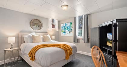 Cozy Abode on Mountain Ave – Walk to Old Town!