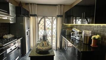 Kühlschrank, Mikrowelle, Ofen, Wasserkocher mit Kaffee-/Teezubehör