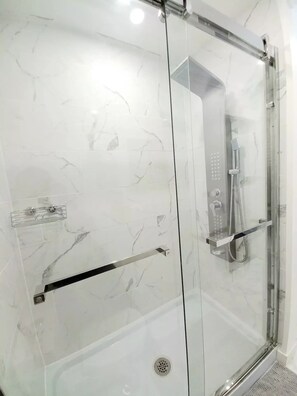Douche, sèche-cheveux, serviettes fournies, savon