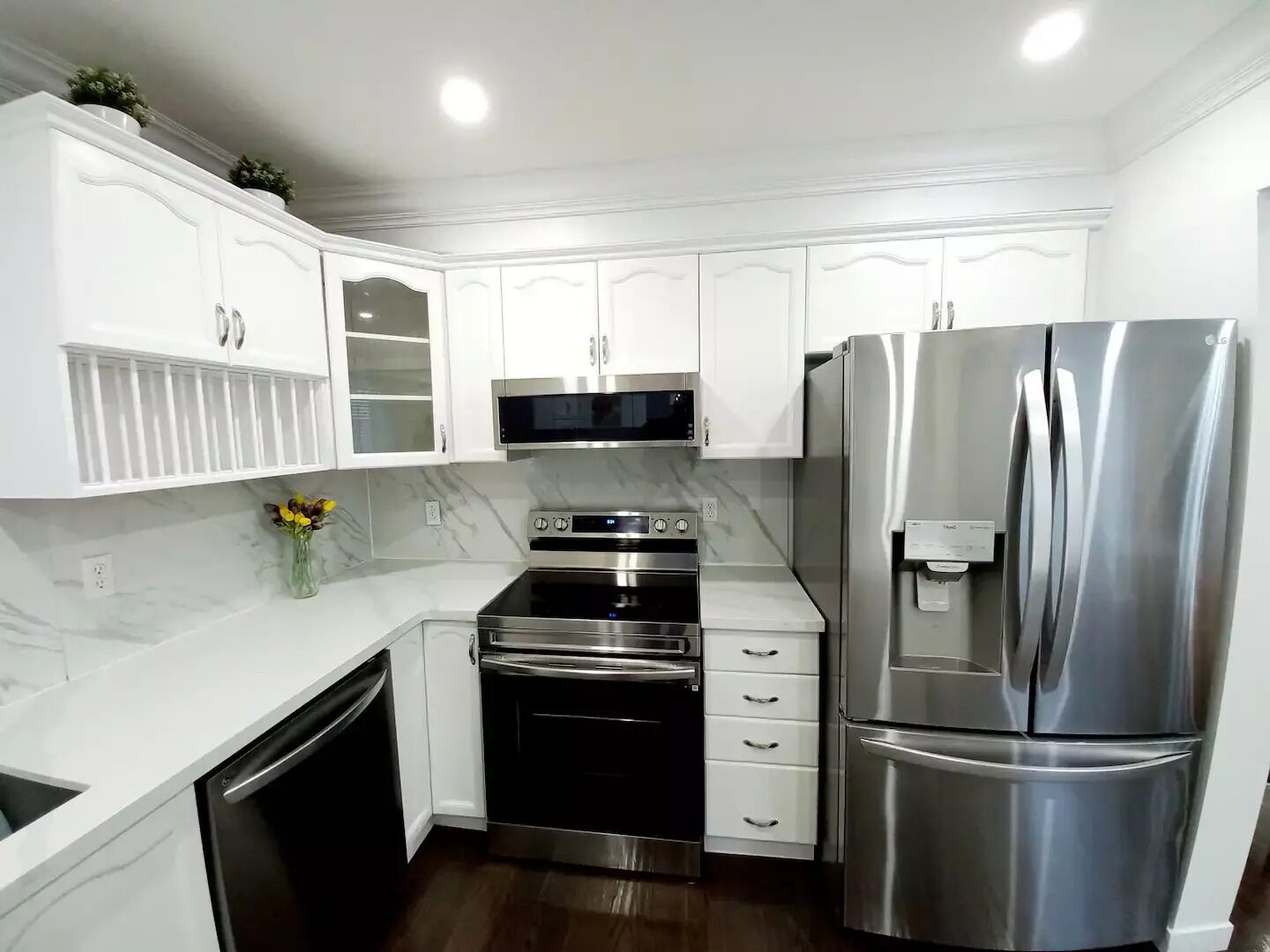 Een koelkast, een magnetron, een oven, een kookplaat