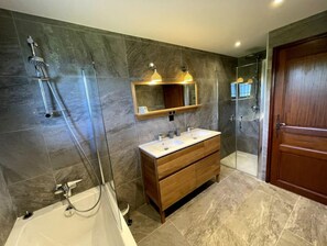 Een haardroger, handdoeken