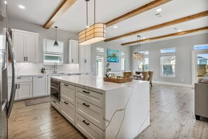 Réfrigérateur, lave-vaisselle, cafetière/bouilloire, grille-pain