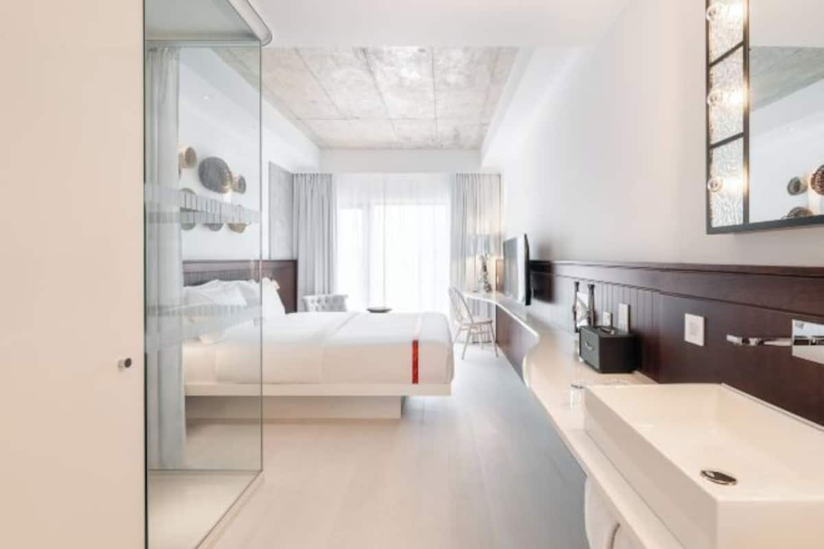 Hypo-allergenic bedding, in-room safe, blackout curtains, soundproofing