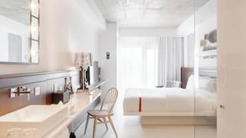 Room (Wow) | Hypo-allergenic bedding, in-room safe, blackout drapes, soundproofing