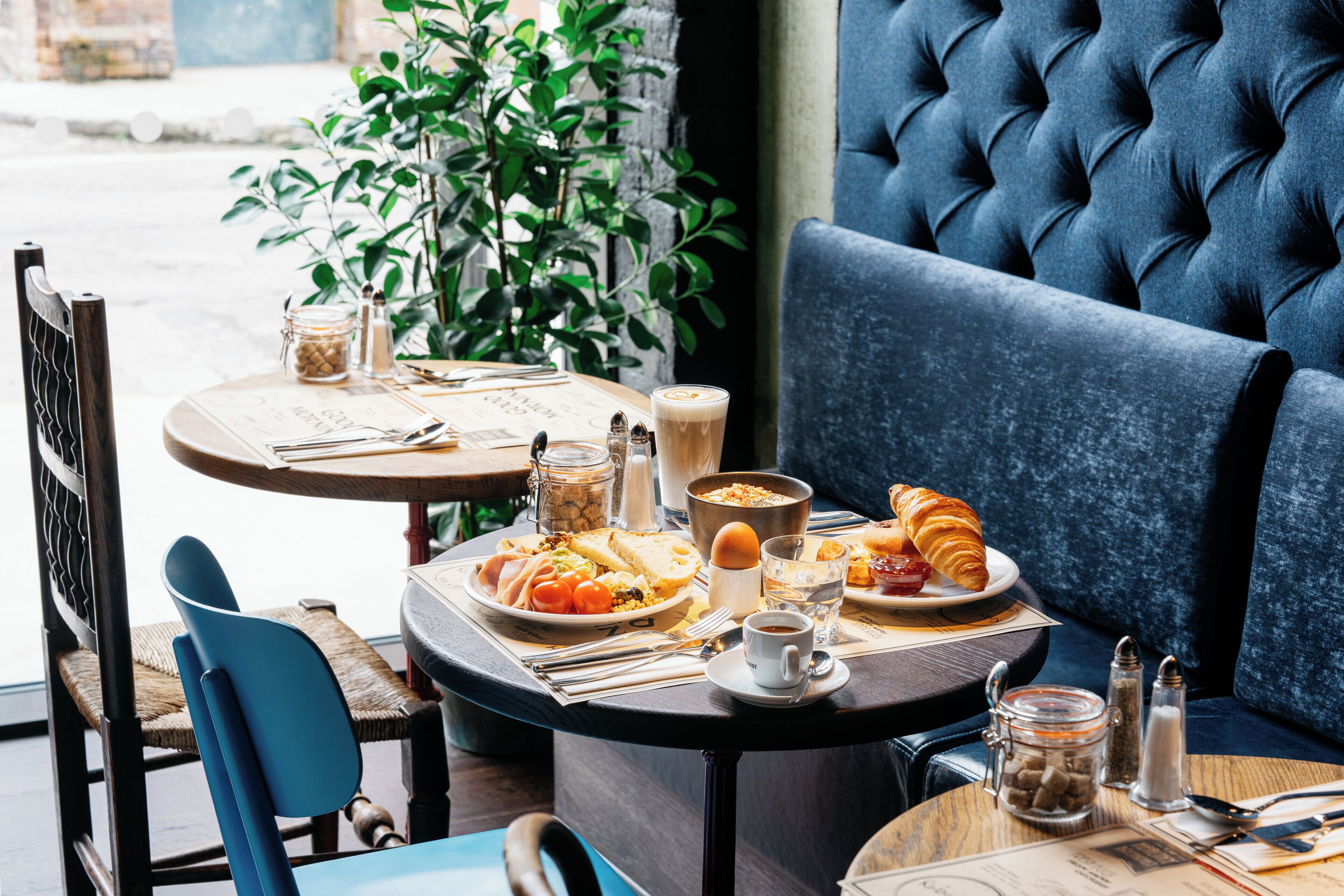 Daily continental breakfast (EUR 22 per person)