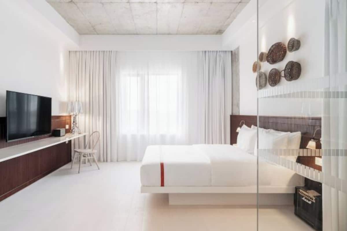 Hypo-allergenic bedding, in-room safe, blackout curtains, soundproofing