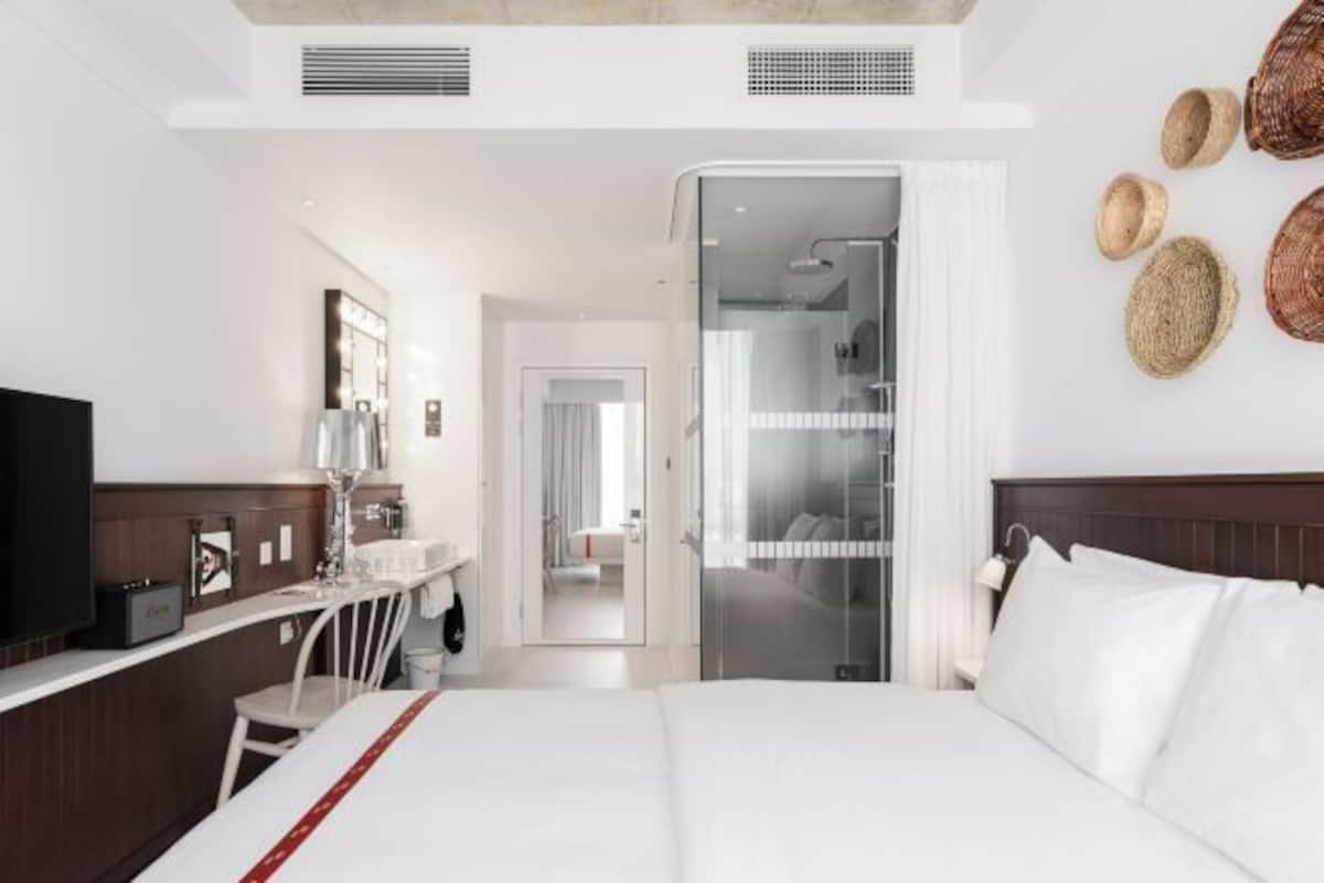Hypo-allergenic bedding, in-room safe, blackout curtains, soundproofing