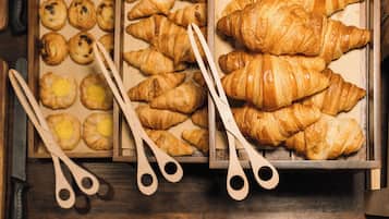 Se ofrece un desayuno continental (22 EUR por persona)