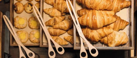 Daily continental breakfast (EUR 22 per person)