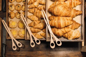 Päivittäinen mannermainen aamiainen (22 EUR per henkilö)