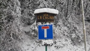 Ein Straßenschild mit einem T-Kreuzung und der Beschriftung 'Via La Casina'.