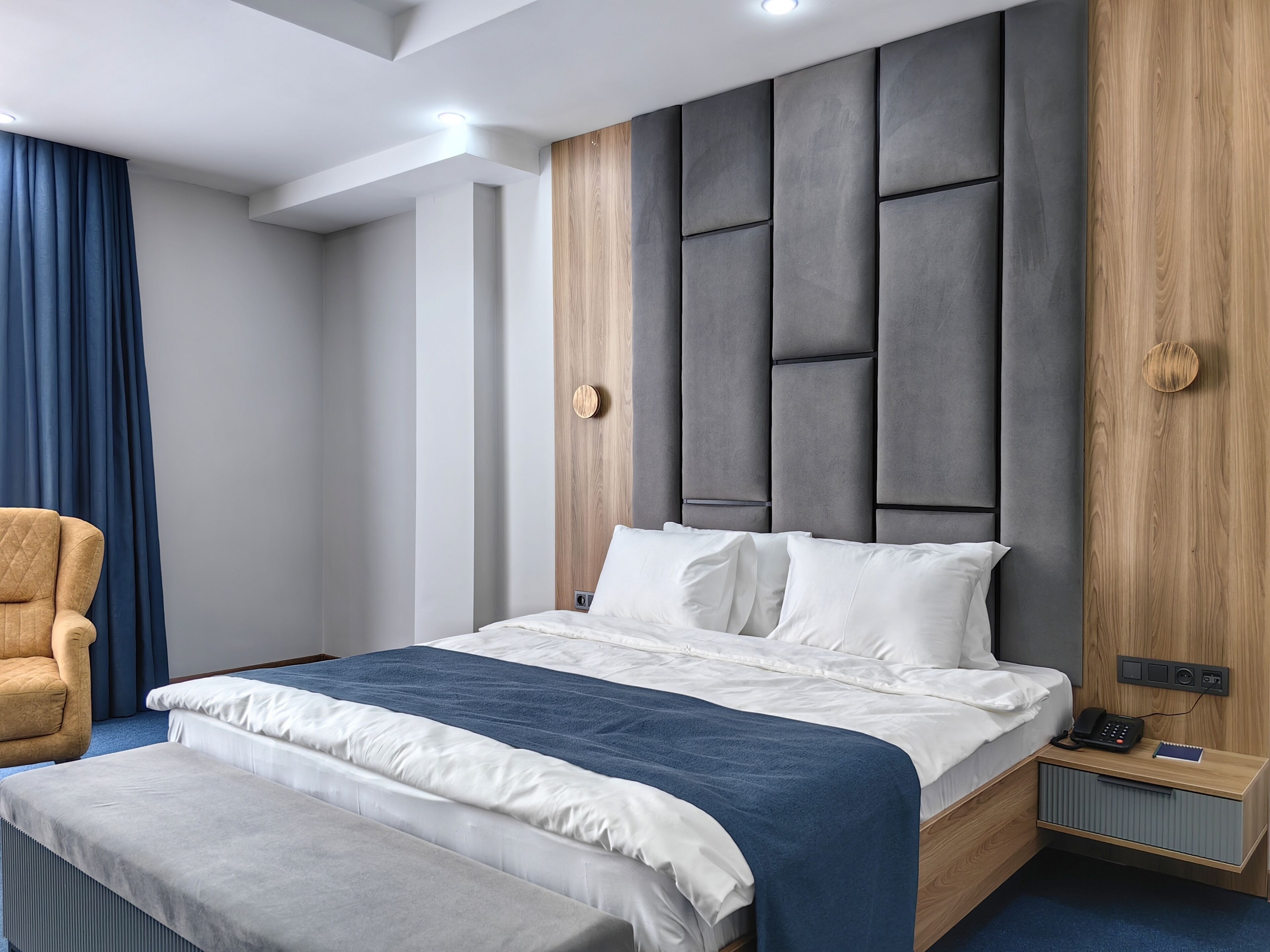 Kamar Double Deluks | Minibar, brankas, meja kerja, dan ruang kerja ramah laptop