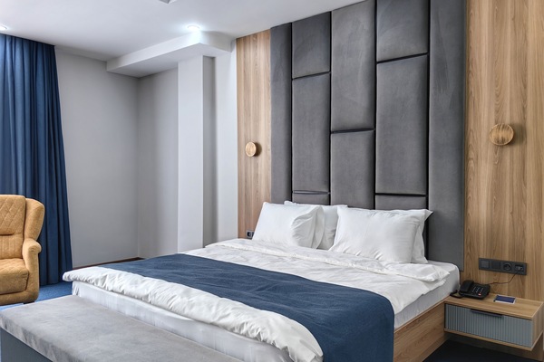 Kamar Double Deluks | Minibar, brankas, meja kerja, dan ruang kerja ramah laptop