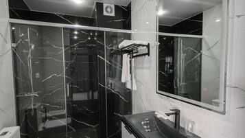 Kamar Double Standar | Kamar mandi | Shower, perlengkapan mandi gratis, pengering rambut, dan jubah mandi