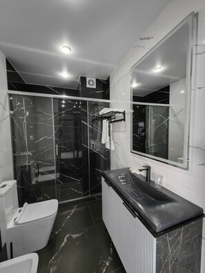 Doppia Standard | Bagno | Doccia, set di cortesia gratuito, asciugacapelli, accappatoio