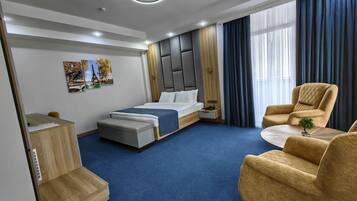 Kamar Double Comfort | Minibar, brankas, meja kerja, dan ruang kerja ramah laptop