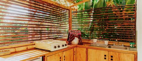 Kogeplade, køkkentøj/tallerkener/redskaber, rengøringsmidler, fryser