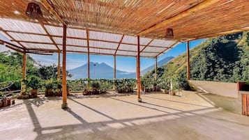 Panoramic Villa | In-room safe, individually decorated, individually furnished, desk