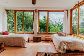 Vila panorâmica | Cofres nos quartos, individualmente decorados